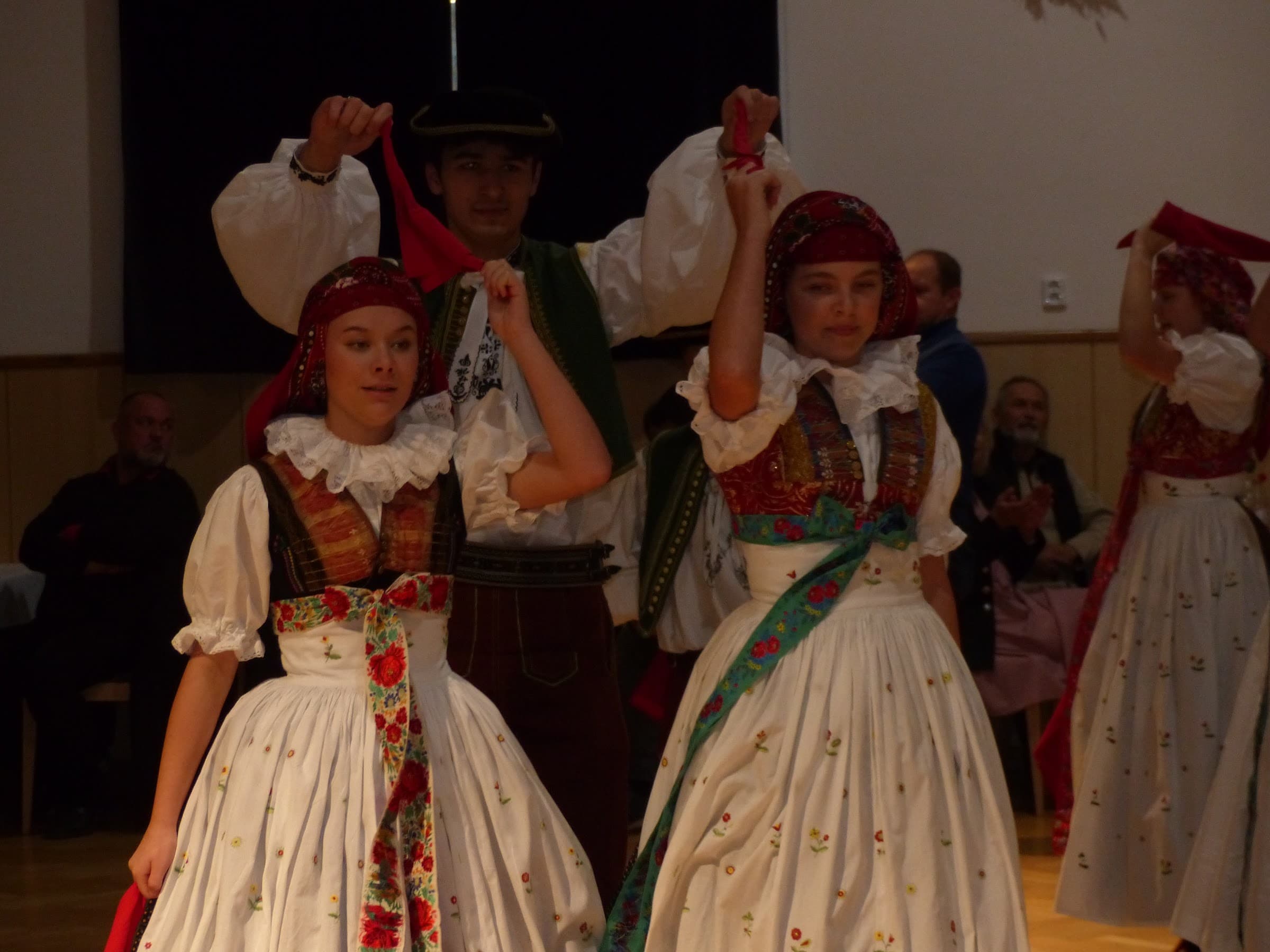 Tanečníci Olešnice na jevišti